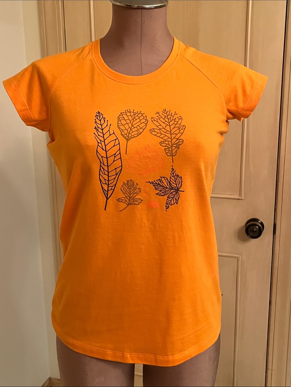 MOUNTAIN EQUIPMENT NWT Casual/Fall Organic Cotton Orange Leaf-Print Top/Tee XS